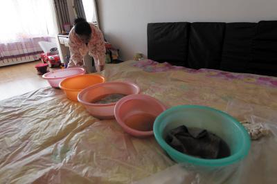 钟山楼上漏水，住户失联，小区没物管，业主维权难！律师来支招……